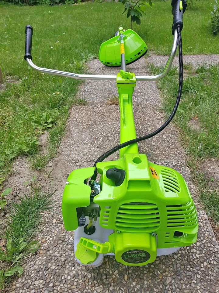 Petrol grass trimmer with accessories